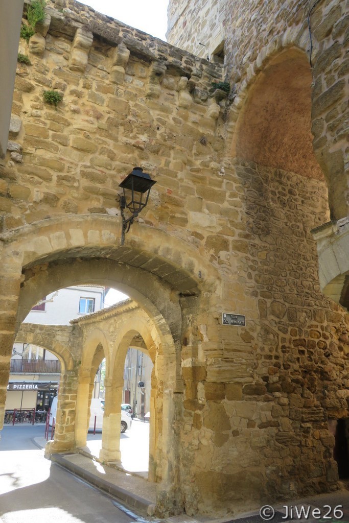 Au pied de la tour des Remparts