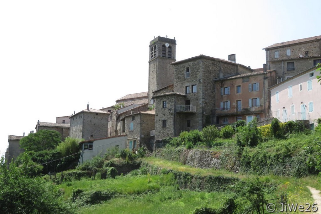 Suivez-nous, nous allons vous présenter Antraigues-sur-Volane,  le village de Jean Ferrat