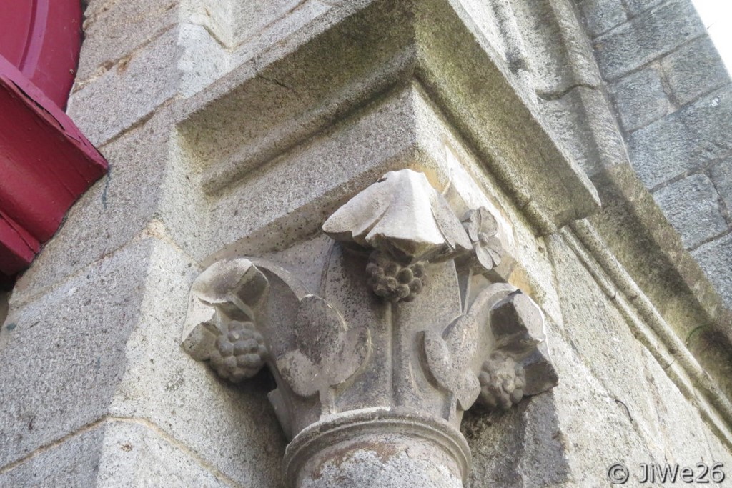 Détail du pilier gauche de l'entrée