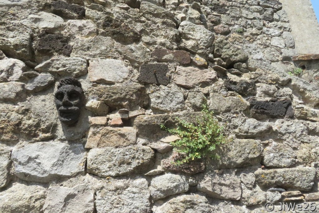 Nous commençons à parcourir les ruelles des têtes sculptées