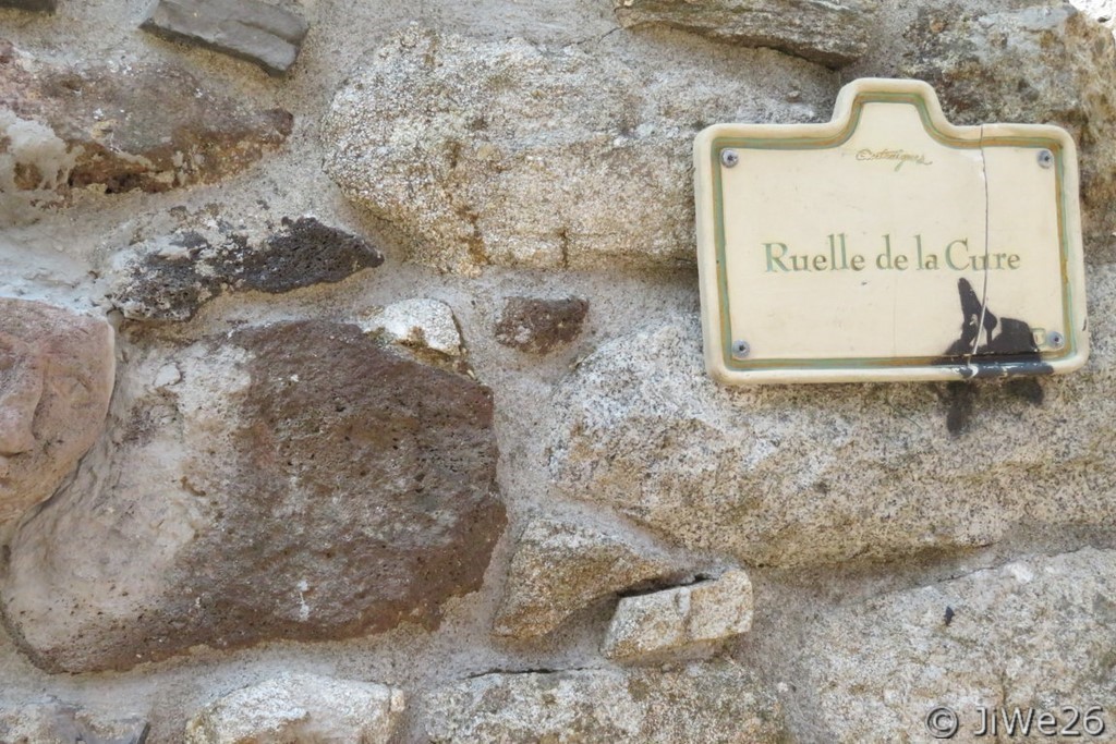 Ce sont des figures sculptées avec des morceaux de basalte