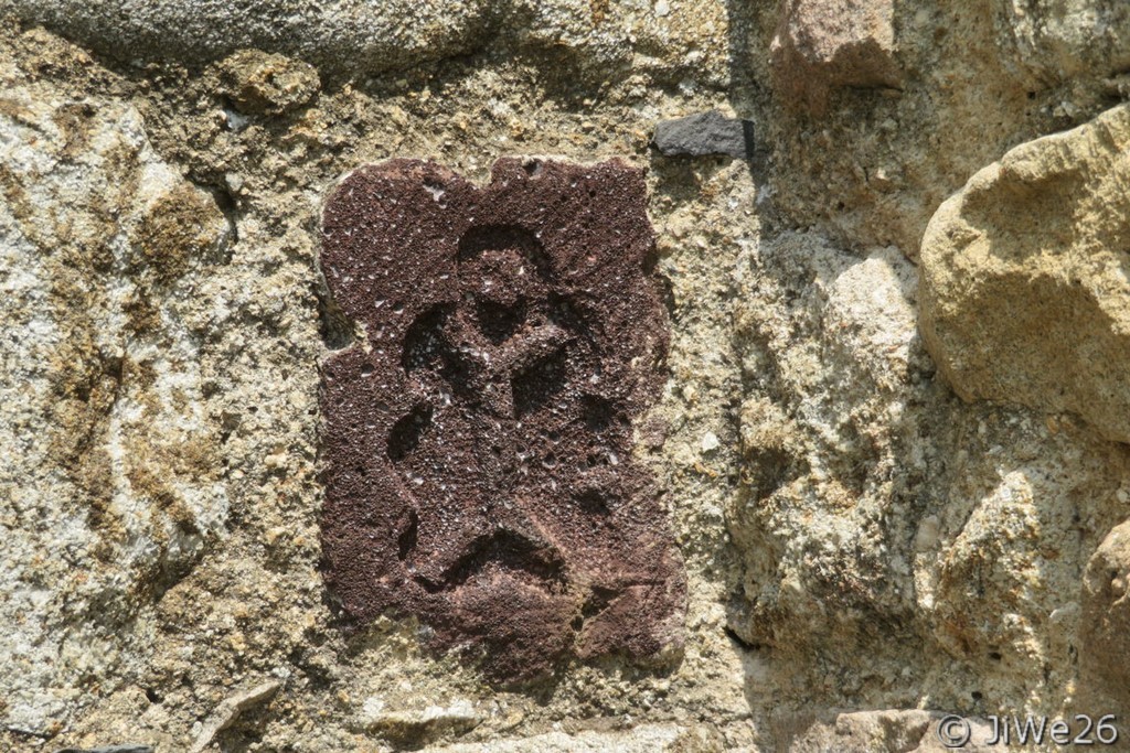 Elles sont scellées en relief ou en incrustation