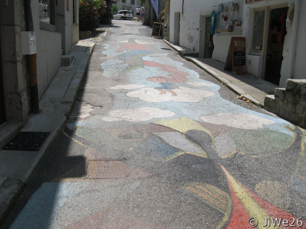Rue joliment décorée