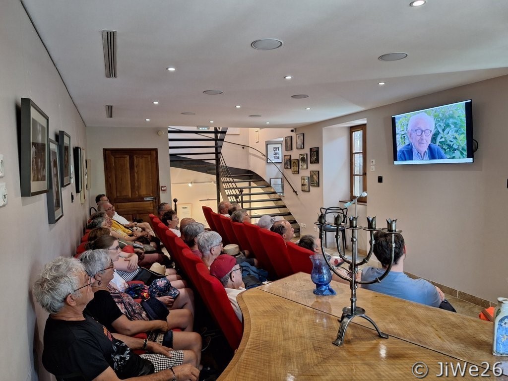 Salle avec projection de diapositives de la vie au village de Jean Ferrat