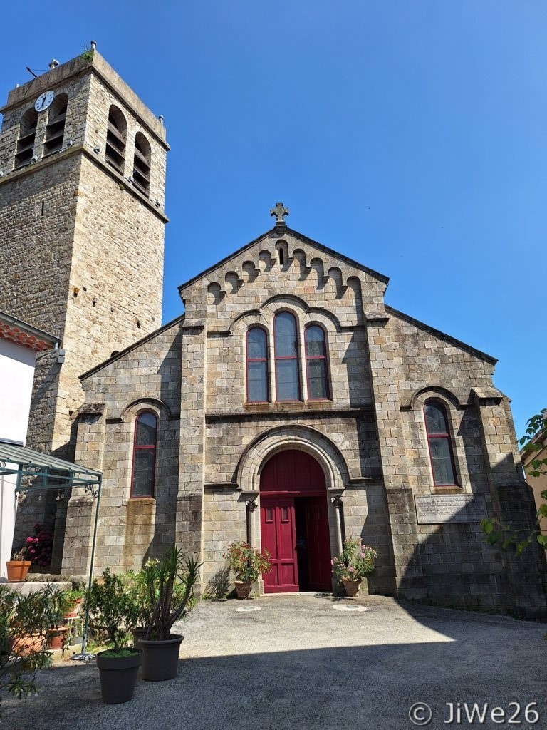 Eglise dont le clocher fût le donjon du château brûlé par les villageois en 1792