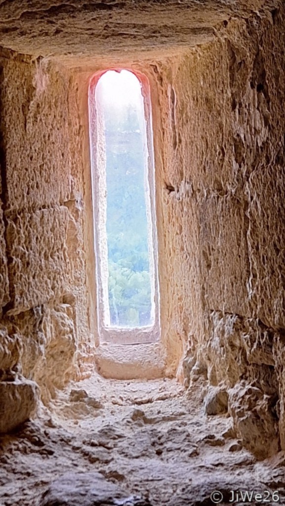 En bleu, cette plaque soufflée à la verrerie de Saint Just Saint Flambert