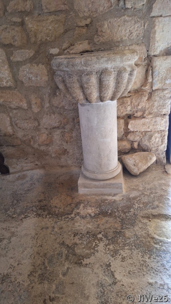 Bénitier à l'entrée de l'Eglise