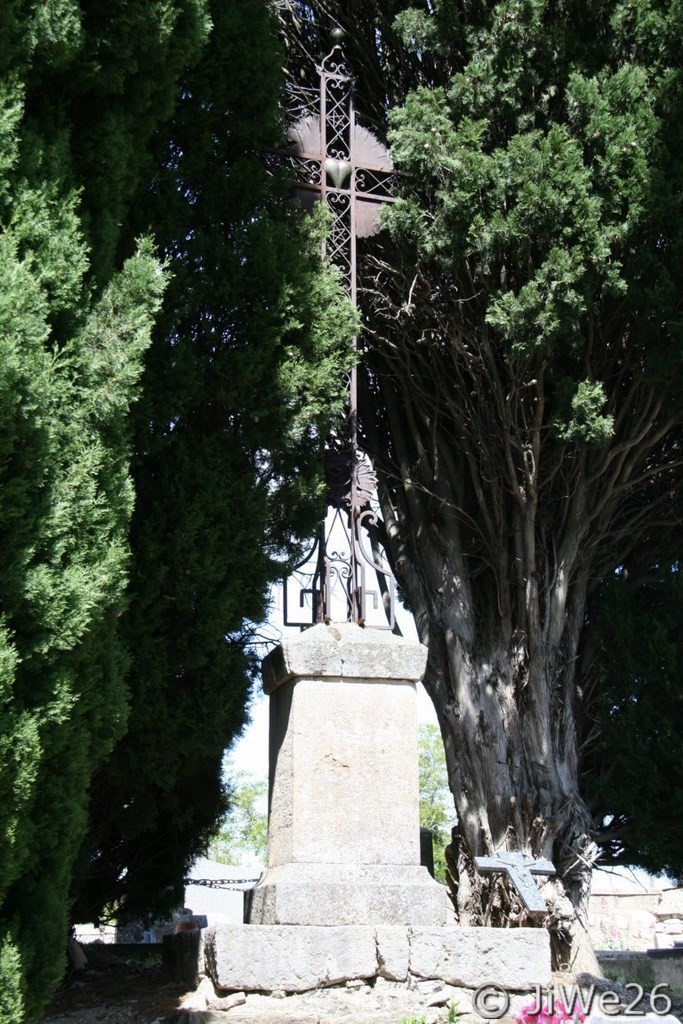 Nous y découvront aussi cette croix, bien cachée dans les cyprès