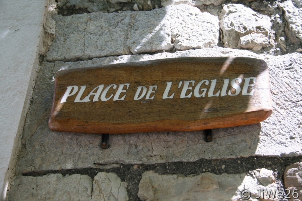 Nous voici sur la Place de l'église, qui s'appelle plutôt Place Camille Saturnin Rousset, en hommage au Maire de 1935 à 1971.