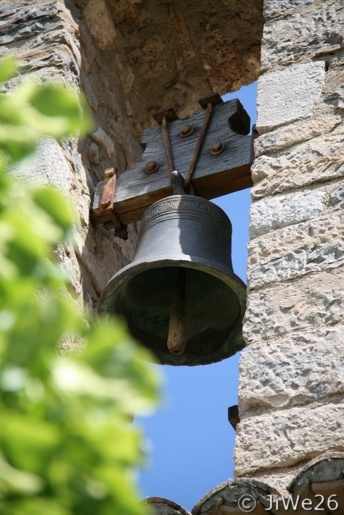 Détail de la cloche de gauche