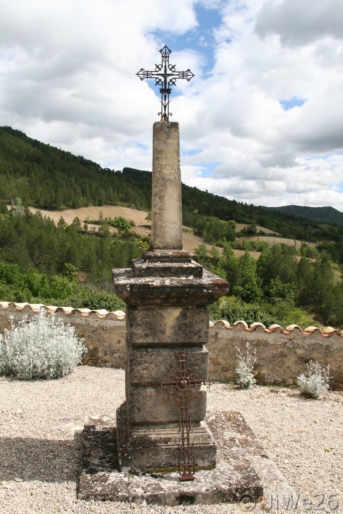 Ancienne croix dans le cimetière