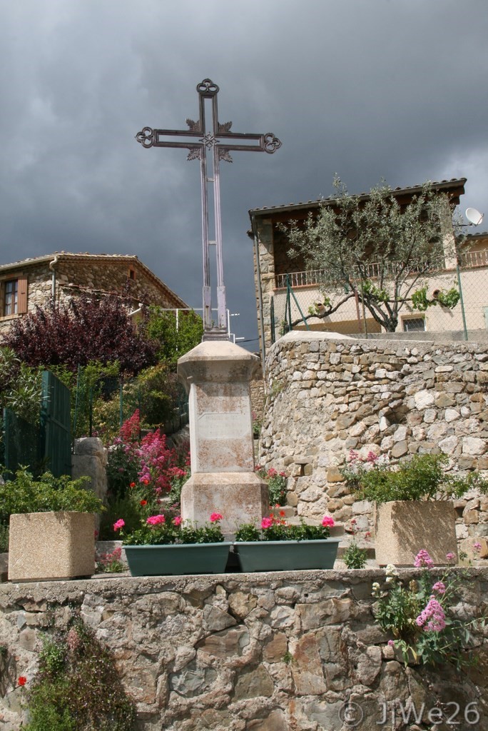 Croix de Mission de 1897, à l'entrée du village