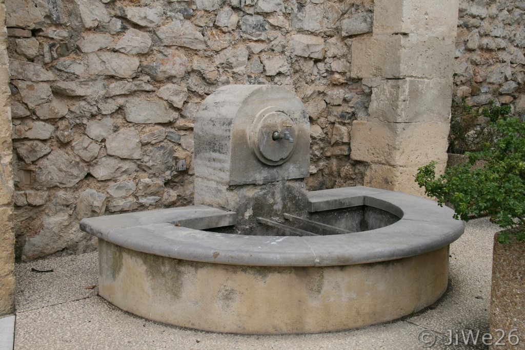 Fontaine à côté de l'église