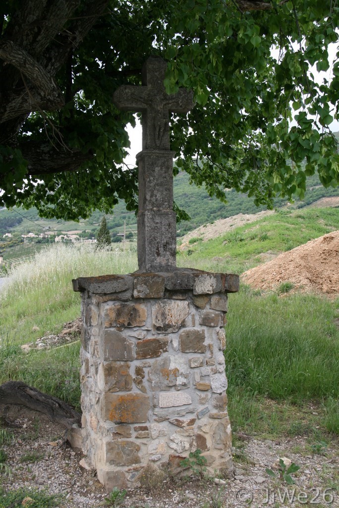 Croix en pierre au croisement Bourdoule et Champ Pouchin