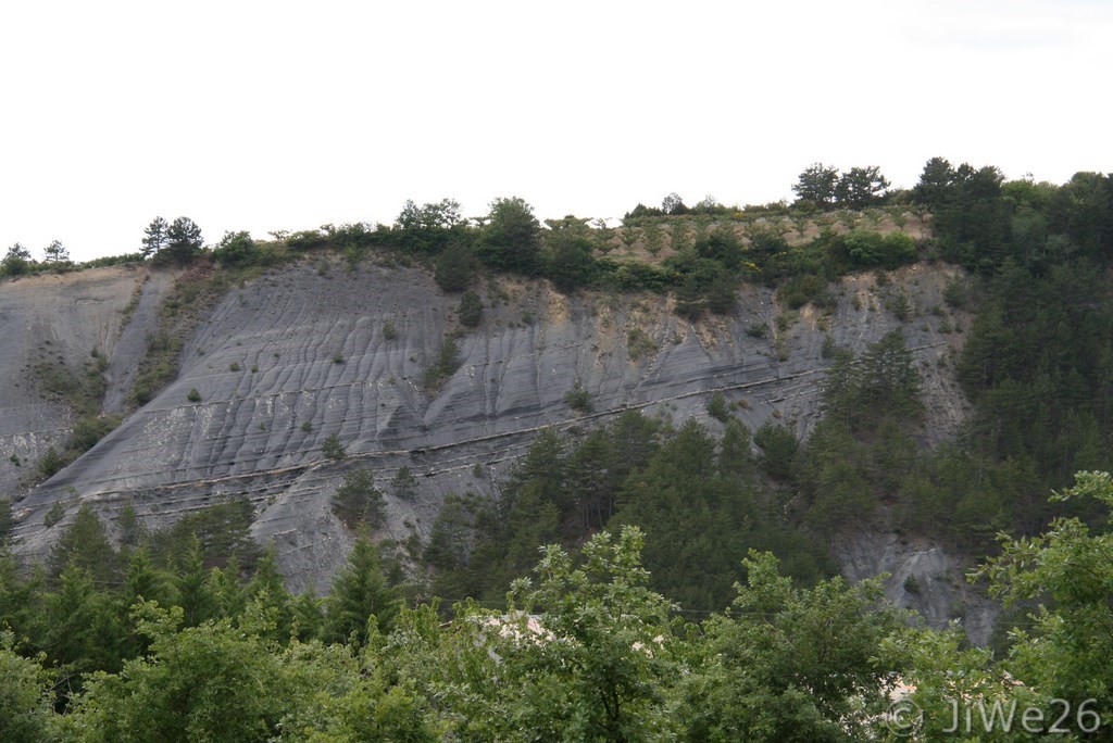 Colline ravinée de marne bleue