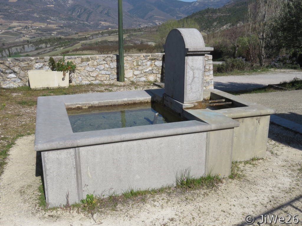À l'arrière de la fontaine, le lavoir
