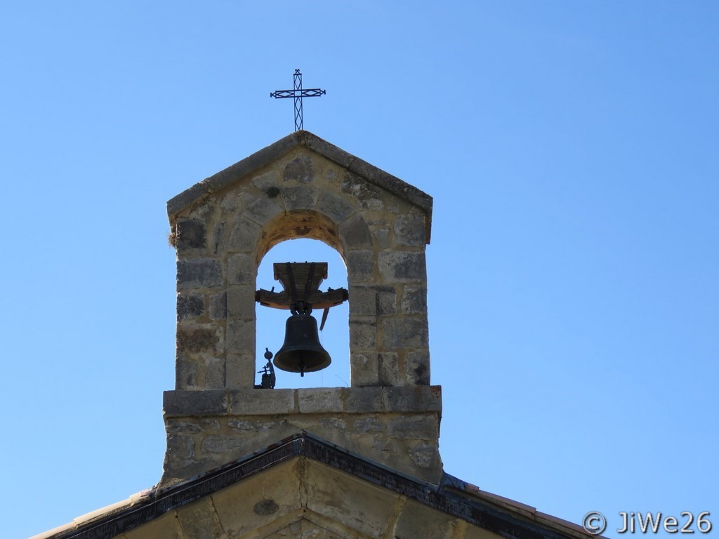 Gros plan sur la cloche de l'église