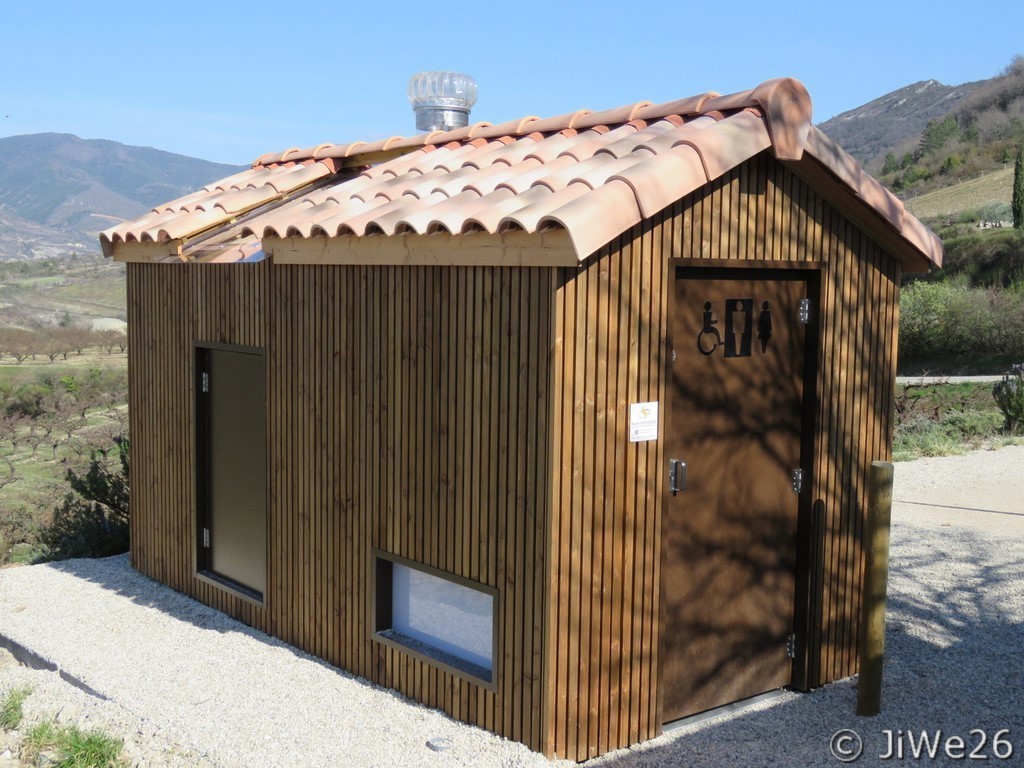 A la pointe du progrès toilettes publiques autonomes à lombricompostage