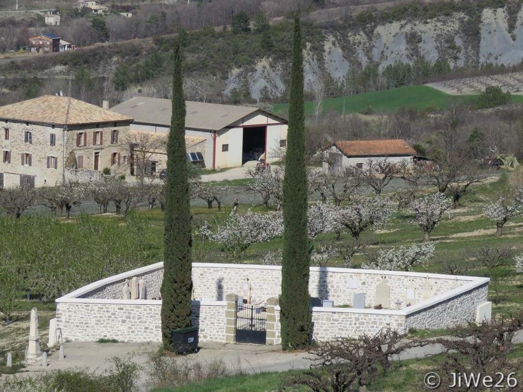 Vue sur le cimetière depuis le centre du village