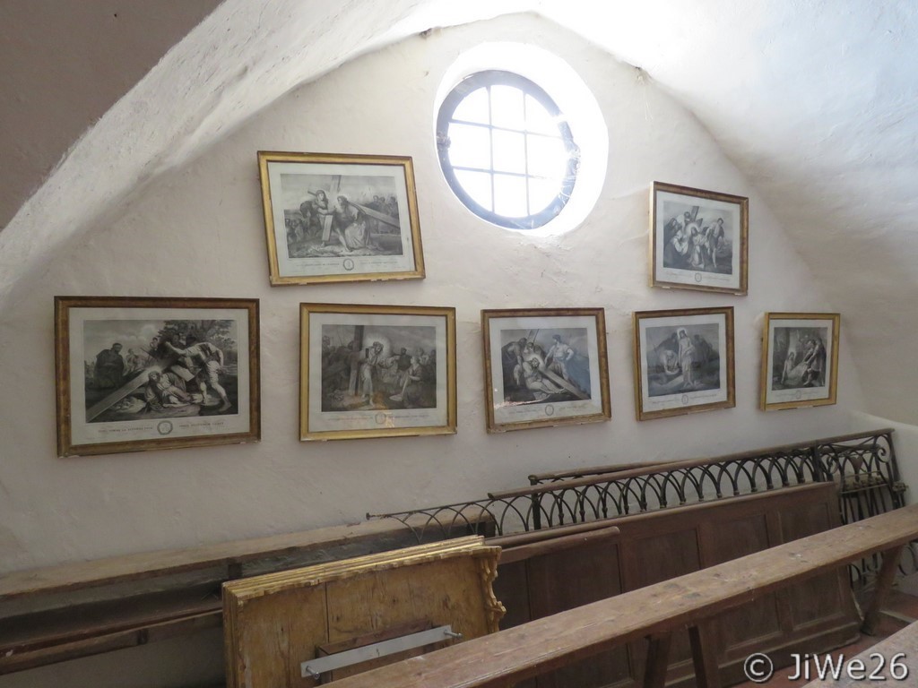 Le chemin de croix est assez original dans cette église, il se situe au jubé