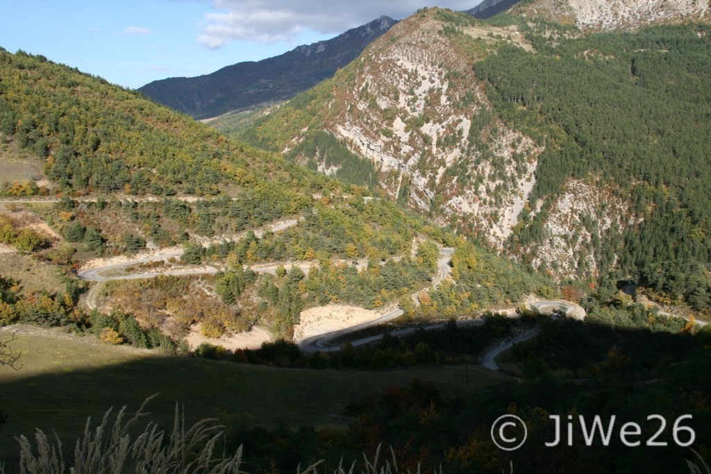 Pour accéder à Brette, il faut descendre par cette belle route en lacets