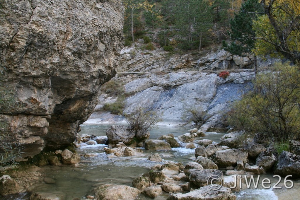 Tout en dessous, nous arrivons dans les gorges de la Brette