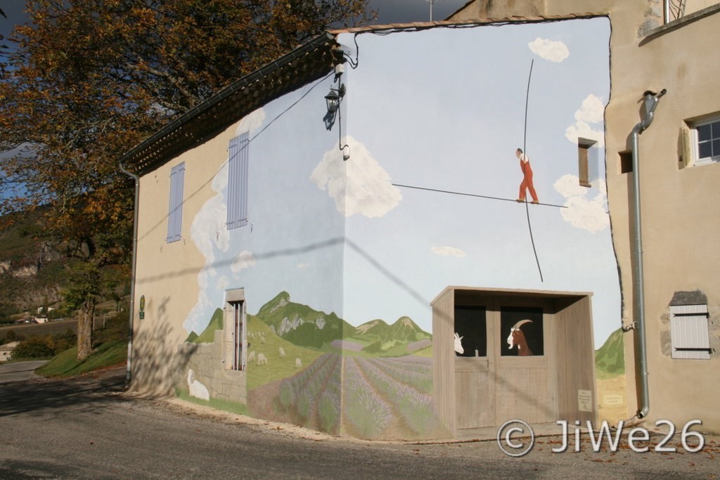 A l'entrée du village, près du petit parking, cette jolie fresque