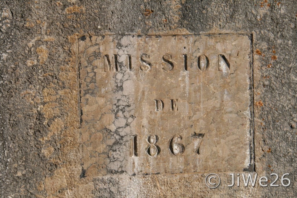 Détail de l'inscription sur le socle de la croix