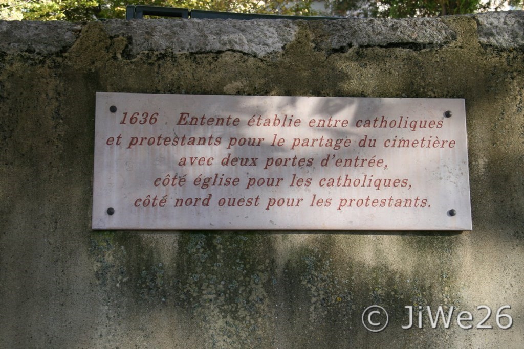 Particularité de ce cimetière, il est partagé entre catholiques et protestants