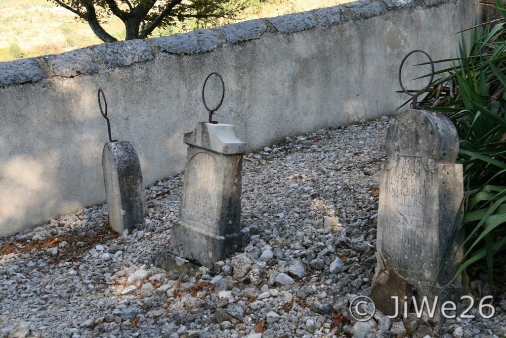 Dans le cimetière, les tombes tantot protestantes, ...