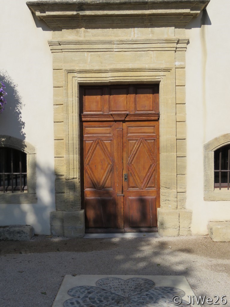Magnifique porte de la chapelle Saint-Coeur de Marie