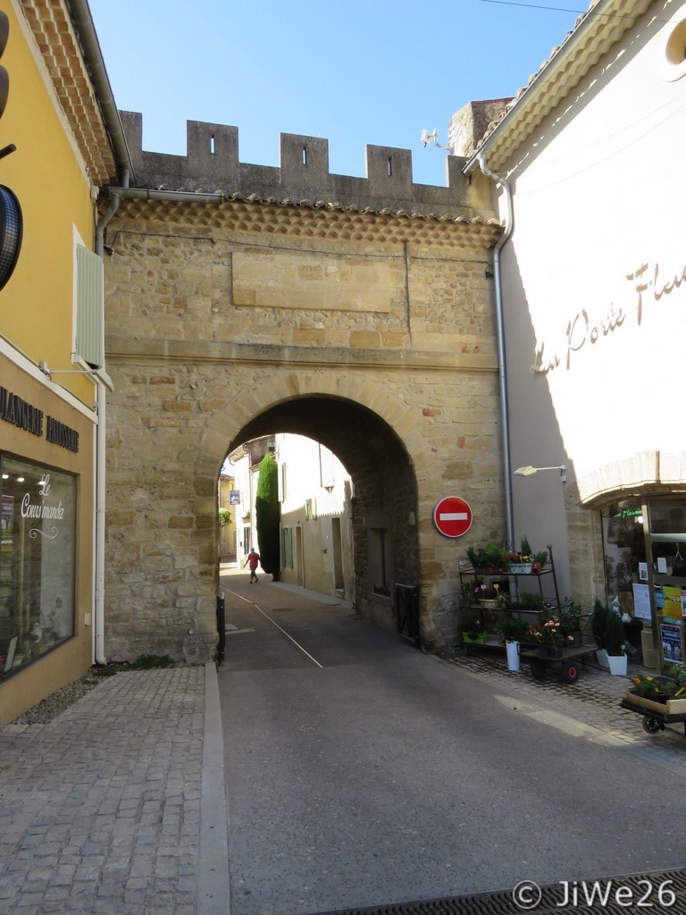 On entre au nord par la porte Carbonel