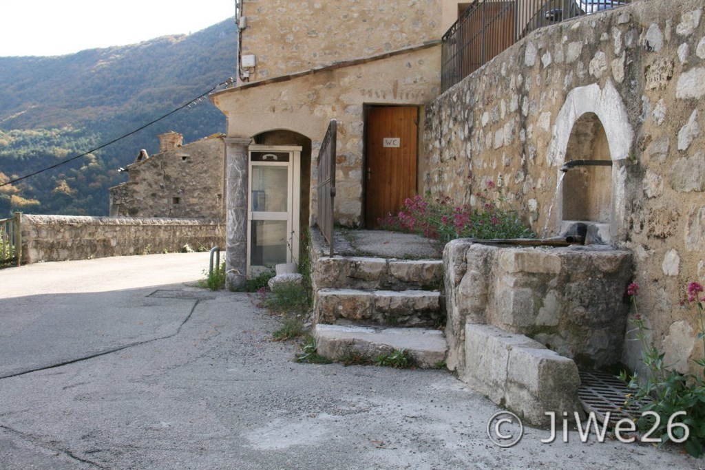 Téléphone, WC et fontaine
