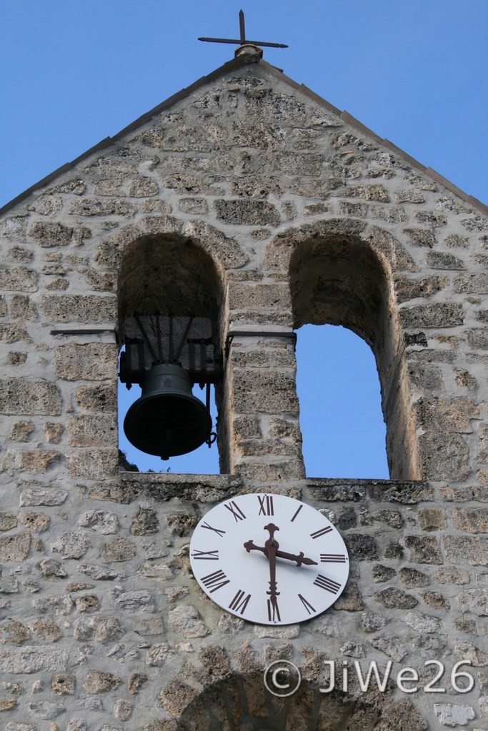 A remarquer, deux emplacements et une seule cloche ??