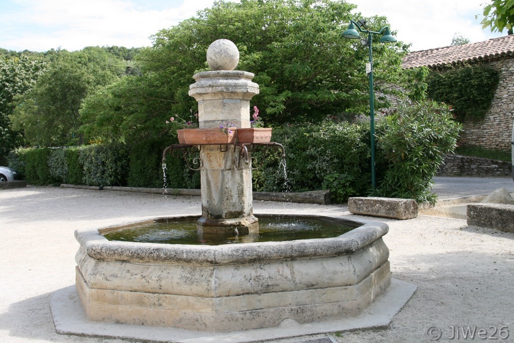 Chantemerle-lès-Grignan_La fontaine - Place Bernard Barbier