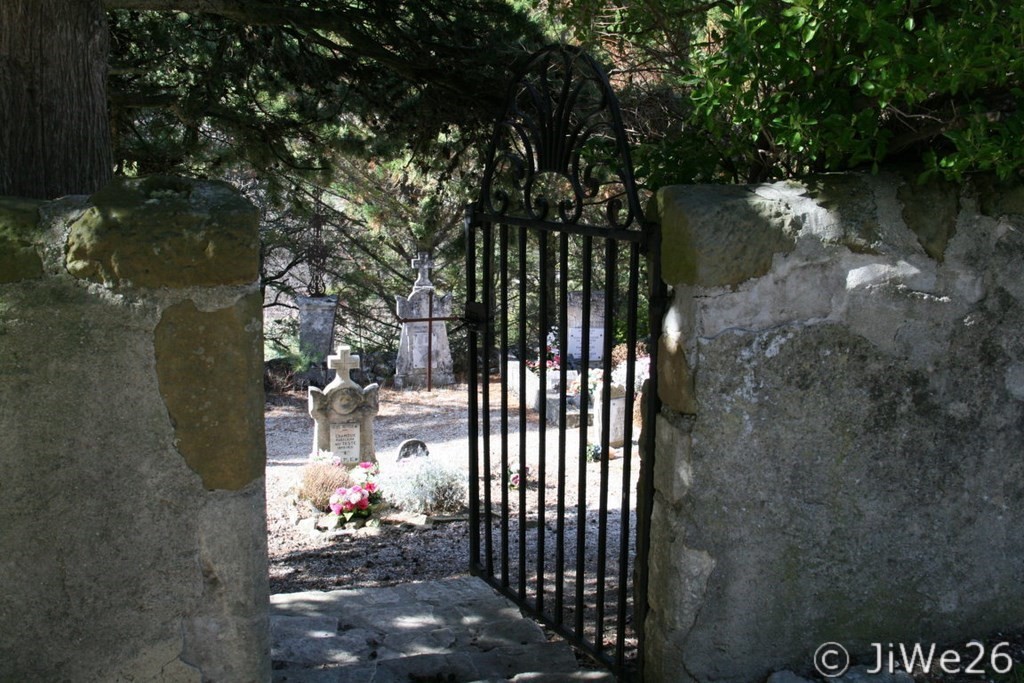 Derrière l'église, l'ancien cimetière