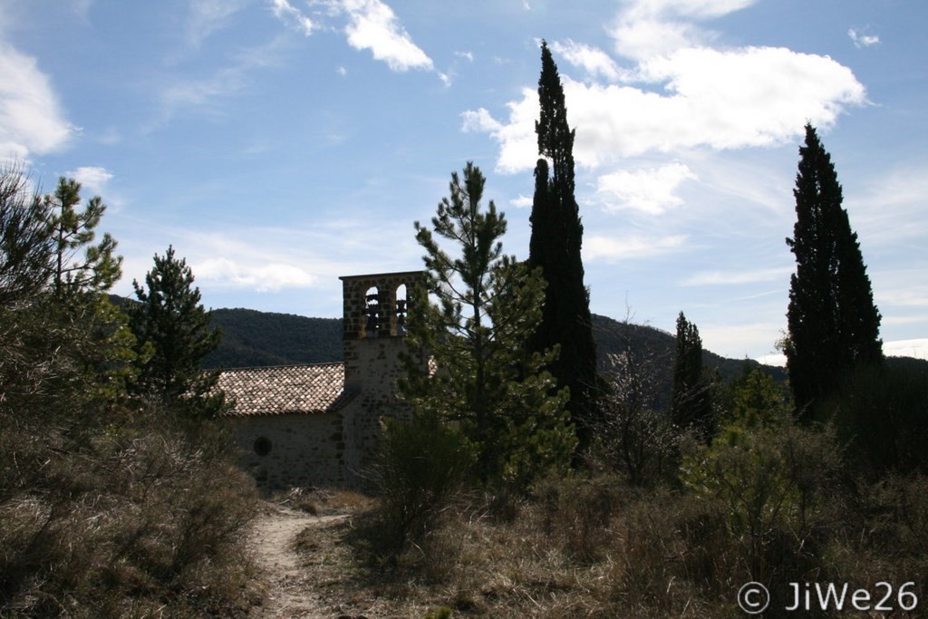 L'église, blottie entre les arbres
