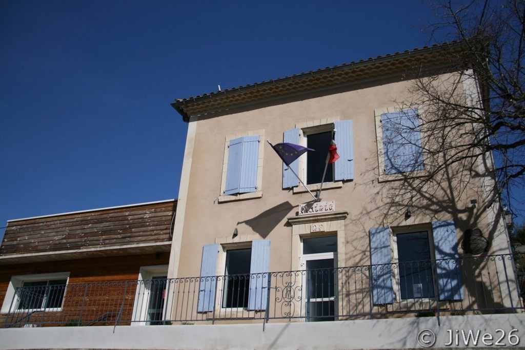 La Mairie vue d'en-bas