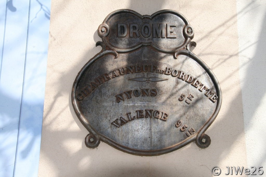 L'ancienne plaque de cocher sur la façade de la Mairie