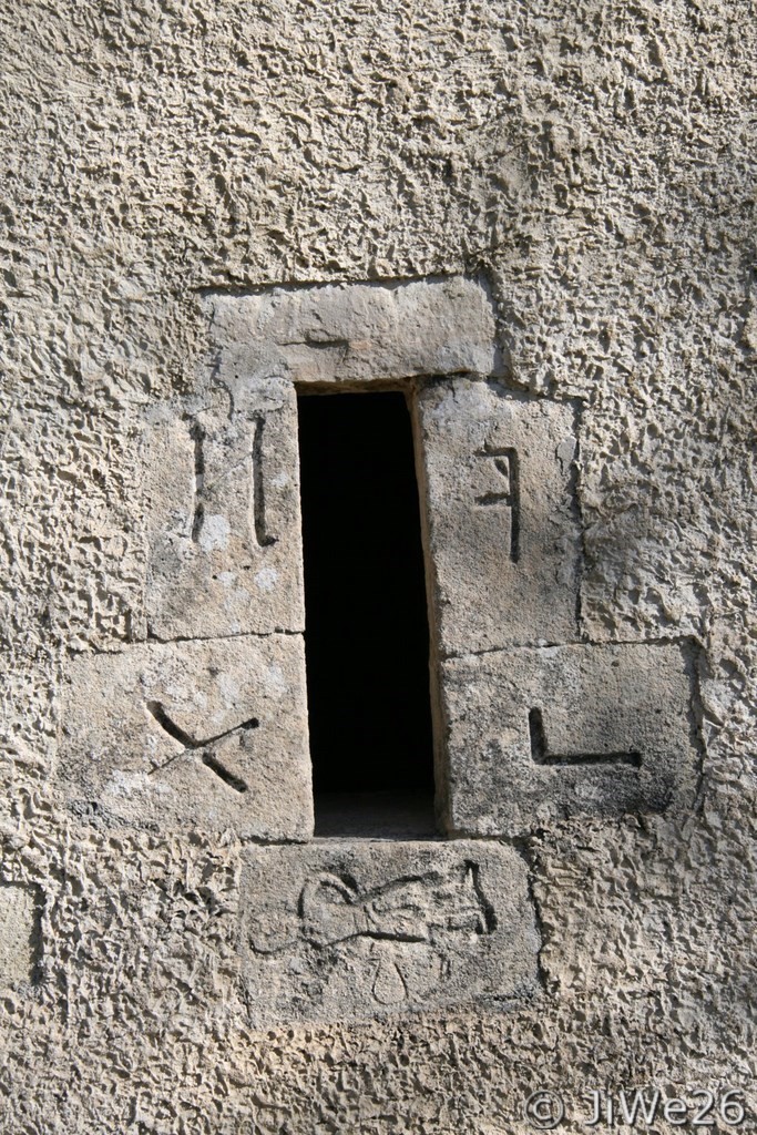 Marques lapidaires des pierres que l'on retrouve également sur la fenêtre de droite