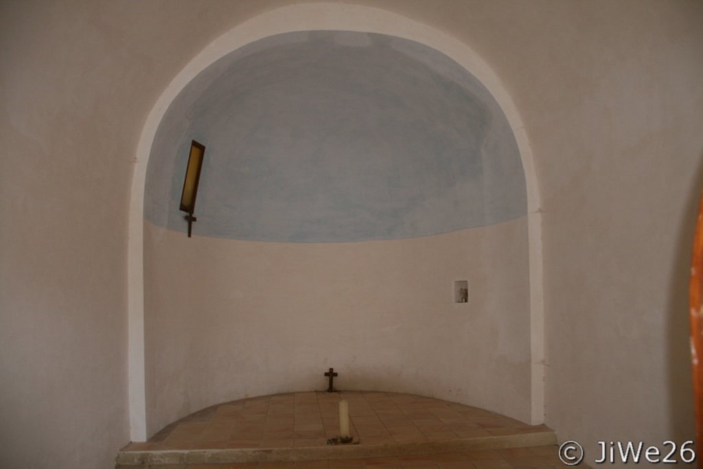 A l'intérieur, peu de choses, mais il semblerait qu'elle soit en cours de restauration