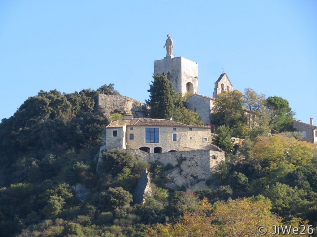 Vue sur la tour des templiers et l'église Sa