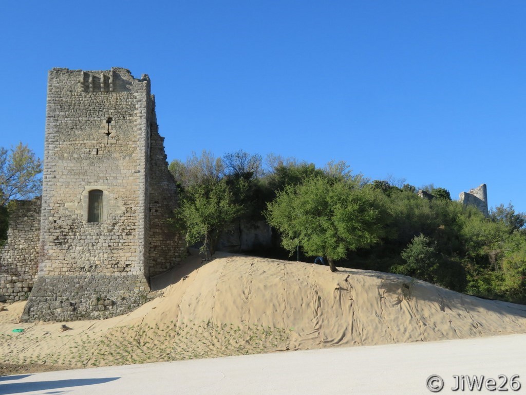 Cette majestueuse tour à bossage était la tour de défense de l’angle nord-est des remparts