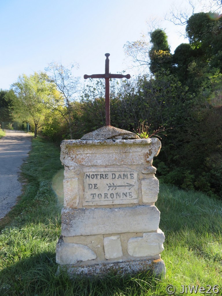 Une borne indicatrice pour Notre-Dame de Toronne