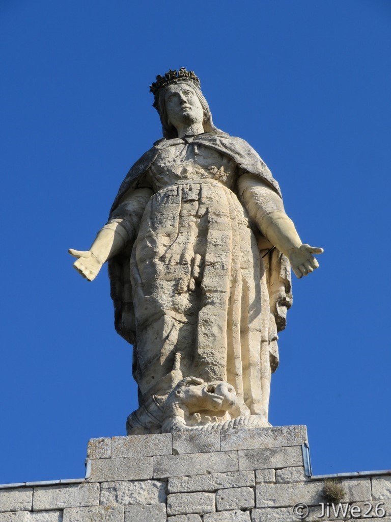 La Vierge, d'une hauteur de 6m, sculptée en 1853 par deux moines d’Aiguebelle