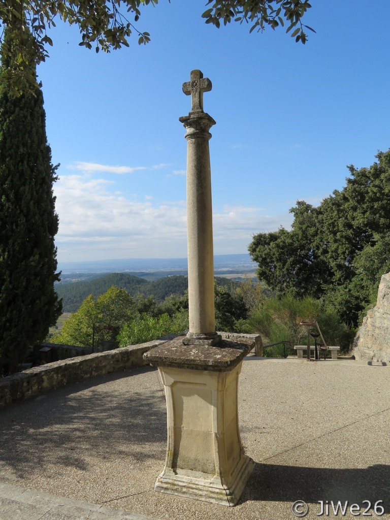 Calvaire se situant devant l'église