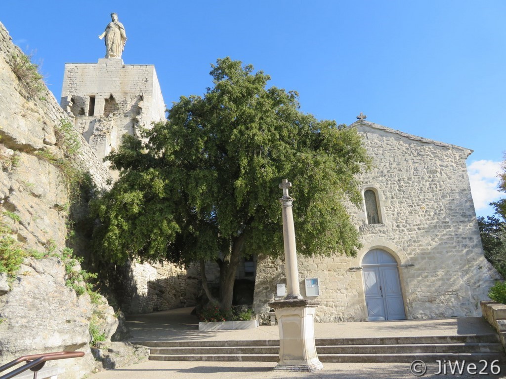 Vue d'ensemble sur la tour, l'église et le calvaire