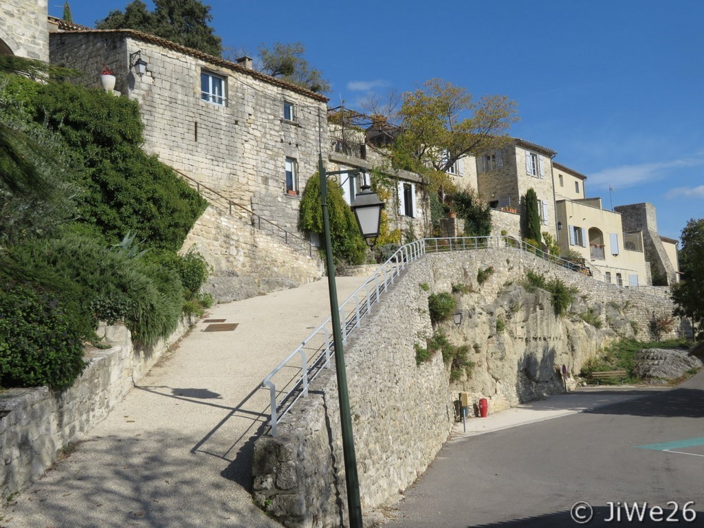 A l'intérieur du village