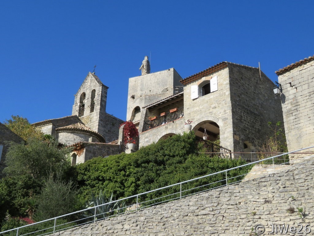 Vue prise depuis le bas du village