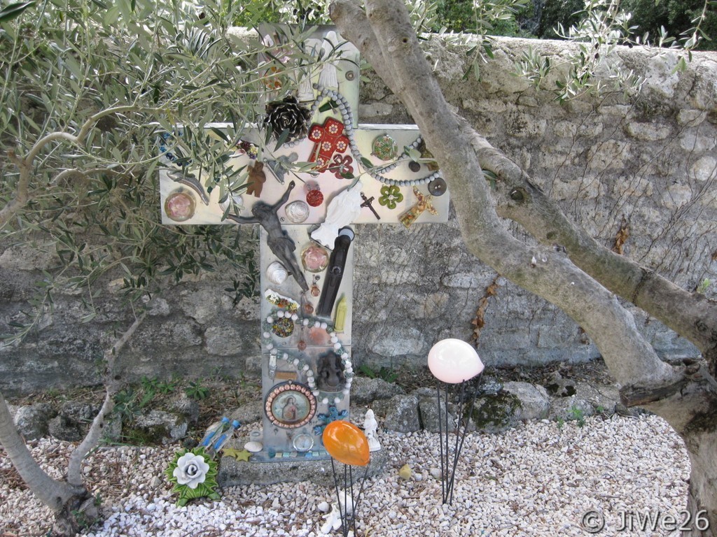 Dans le nouveau cimetière, l'originalité de cette croix a retenu notre attention